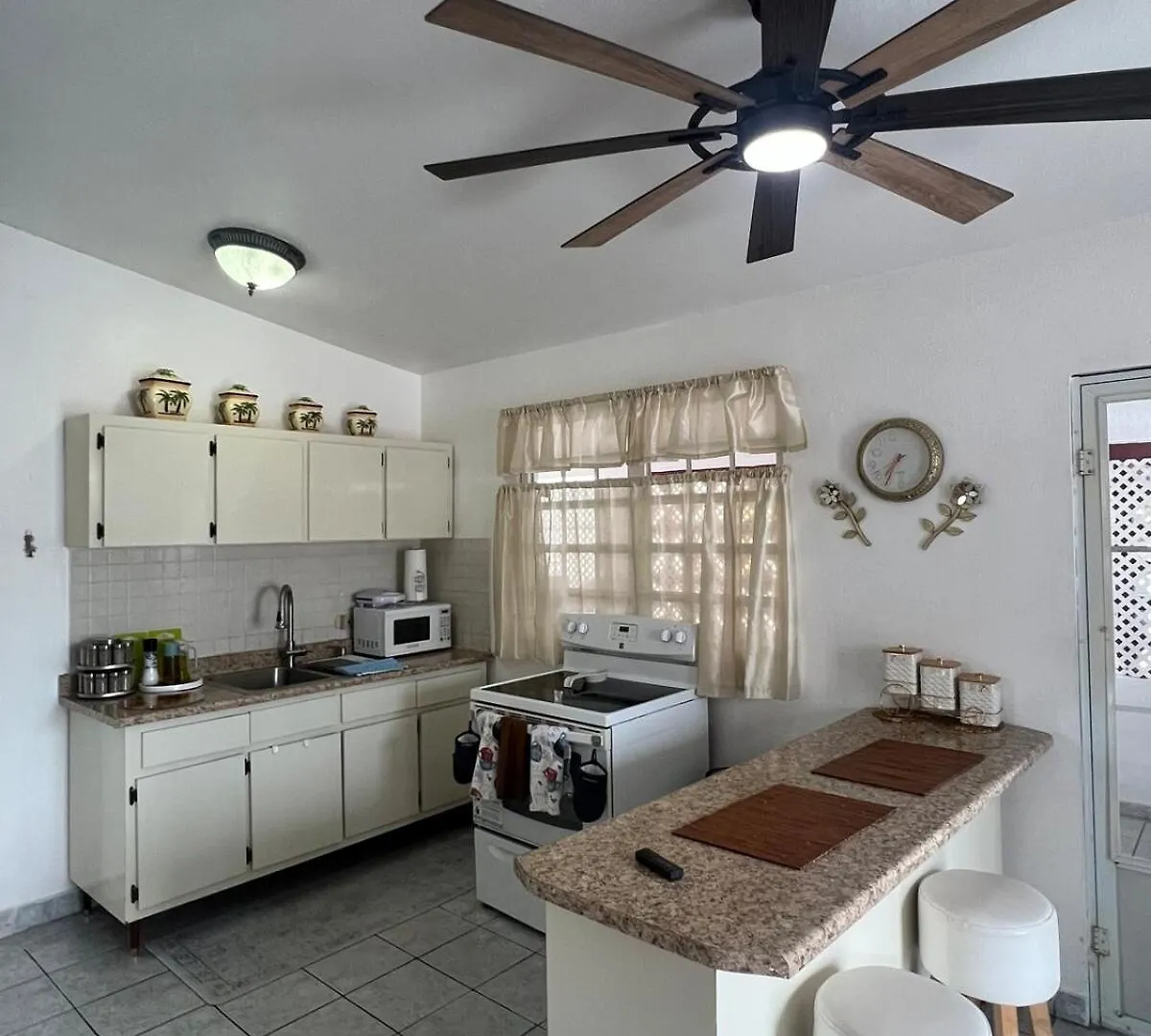 Beachside Hammock Haven - 3Br Centrally Located サンジョアン